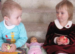 В центре Киева появились корзины для подарков детям 