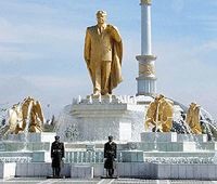 В Туркмении борются с культом личности Туркменбаши 