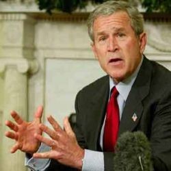 В Буша кинули ботинками. Президенту США удалось увернуться 