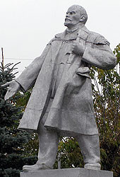 На Галичине памятник Ленина превращают в женщину 