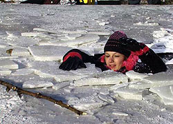 Под Днепропетровском дети провалились под лед 