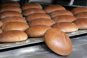 Депутаты Киевсовета намерены снизить цену на хлеб в два раза 