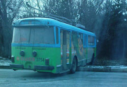 В Симферополе троллейбус «сошел с рельсов» 
