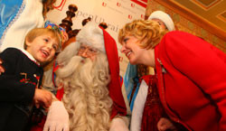 Яценюк показал детям президента Санта-Клауса ФОТО