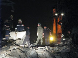 Из-под завалов пятиэтажного дома в Евпатории поступают телефонные звонки 