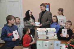 Юрий Семенюк, директор одесской школы-интерната № 7: Книги от Снегурочки-«Комсомолки» ребята найдут под елкой! 