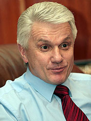 Литвин предложил в Москве не выводить Черноморский флот из Крыма 