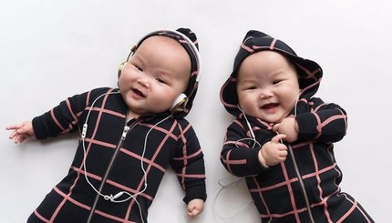 Восьмимесячные близнецы стали звездами сети благодаря своей матери