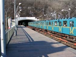Двери станции метро Днепр в Киеве закрыли до весны 