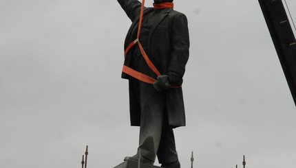 Памятник Ильичу сняли с постамента и готовят к транспортировке
