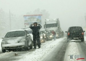 Украину опять началась метель. ГАИ не советует выезжать на дороги 