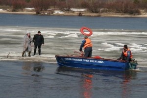 Льдина унесла в море 30 рыбаков 