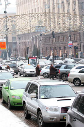 Припарковать машину в центре Киева теперь можно только за деньги 