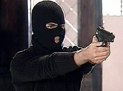 Вооруженный мужчина отбирал у киевлян мобильные телефоны 