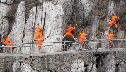 Шаолиньские монахи показали опасные трюки в опасном месте