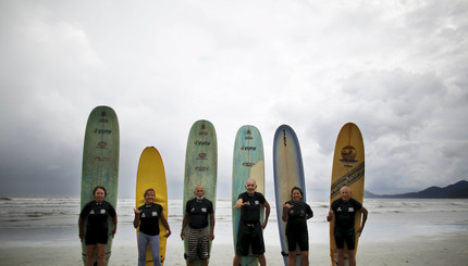 Серфингу все возрасты покорны: группа пенсионеров рассекают по волнам 