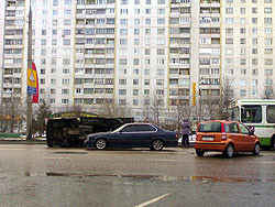 В Киеве перевернулся грузовик с мороженым 