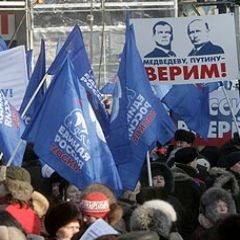 В России скандируют на улицах - «Народ! Медведев! Путин!» 