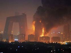 В Пекине сгорело здание центрального телевидения ФОТО