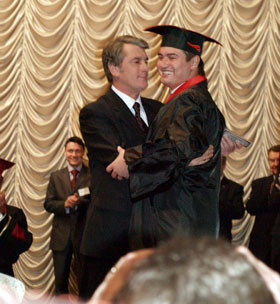 Андрей Ющенко получил диплом из рук папы ФОТО + ВИДЕО