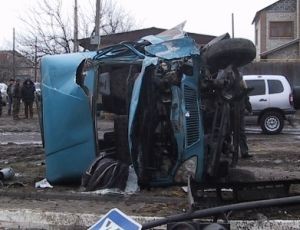 Переполненная маршрутка на большой скорости врезалась в светофор ФОТО