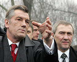 Ющенко сравнил Киев с театром абсурда 