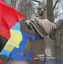 В Украине появился памятник Шухевичу ФОТО