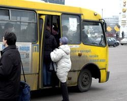 Маршрутчик зажал беременную девушку дверями и 10 метров тащил ее по дороге 