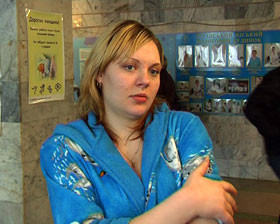 В Луганске маршрутка 10 метров тащила беременную женщину по асфальту 