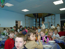 В буфетах украинских школ травят детей 