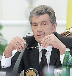 Ющенко посоветовал Тимошенко повыгонять всех своих массажисток  