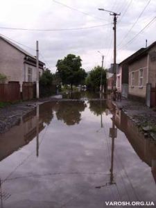 После дождливых выходных город стоит по колено в воде 