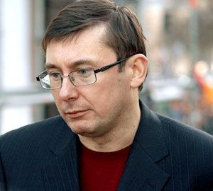 Луценко подарил милиционерам 46 «Жигулей» 