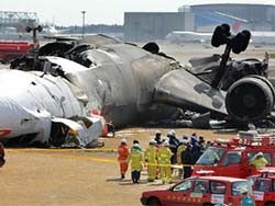 Самолет упал и сгорел на взлетной полосе в Японии ФОТО, ВИДЕО
