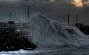 Свирепствующее море выбросило на берег мертвеца  