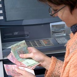 Киевские предприятия отказываются от зарплаты на карточках 