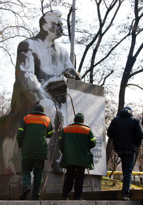 Хулиганы снова надругались над памятником Петровскому 