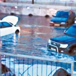 Киевводоканал не собирается платить за 30 машин, утонувших на стоянке из-за порыва городского водопровода 