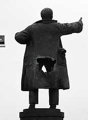 Нашлись те, кто прострелил памятник Ленину в Питере 