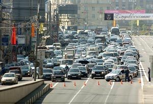 Коммунальщики отказались ремонтировать дороги по ночам 