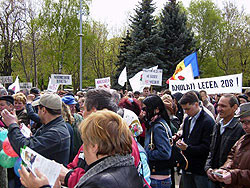 Молдаване жгут парламент и отбиваются от водомётов 