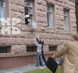 Мародёры растаскивают имущество разгромленных госучреждений Молдавии 