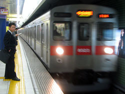 Пассажирам метро пришлось пешком выбираться из тоннелей 