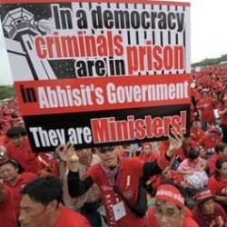 В Таиланде манифестанты напали на десять президентов 