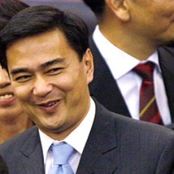 Премьер-министра Таиланда забросали камнями 