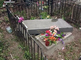 Надгробие на Байковом рухнуло на пожилую пару 