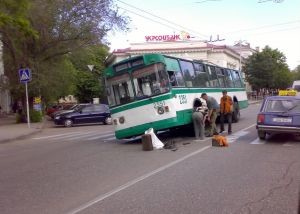 Во время движения у троллейбуса взорвалось колесо. Есть жертвы 