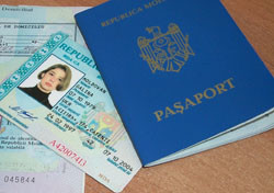 Миллиону молдаван срочно выдадут румынские паспорта   