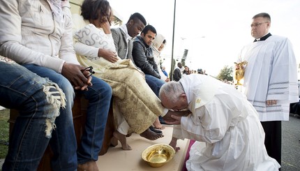 Папа Римский омыл ноги мигрантам
