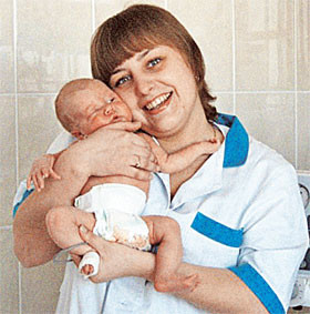 Медсестра снималась с недоношенными младенцами для сайта знакомств 